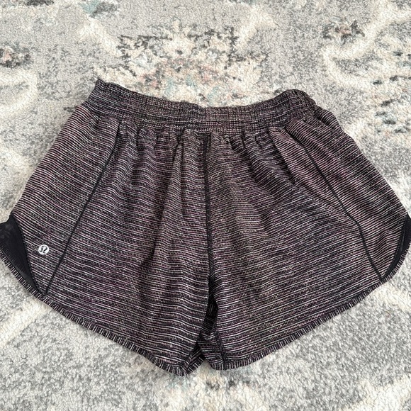 Lululemon Hotty Hot Short II *Long 4" - Picture 4 of 10